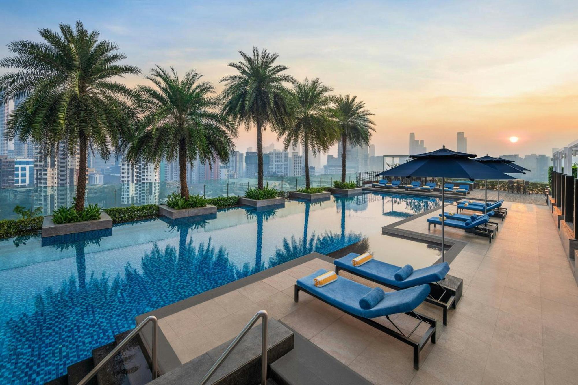 The St. Regis Mumbai Hotel Exterior foto The swimming pool at the hotel