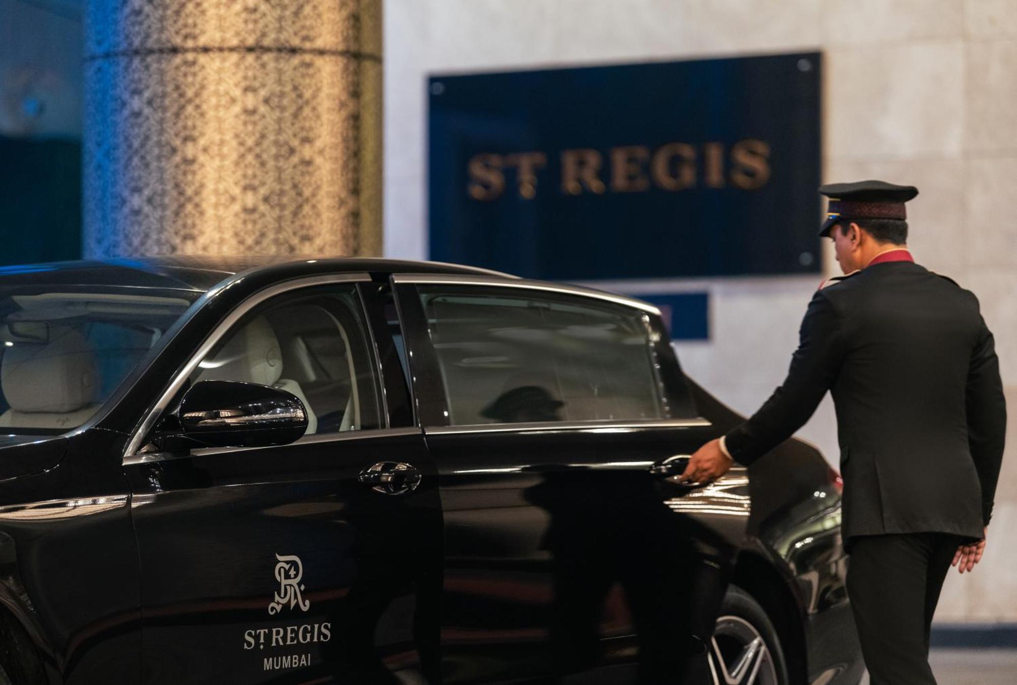 The St. Regis Mumbai Hotel Exterior foto A chauffeur opening the door of a car